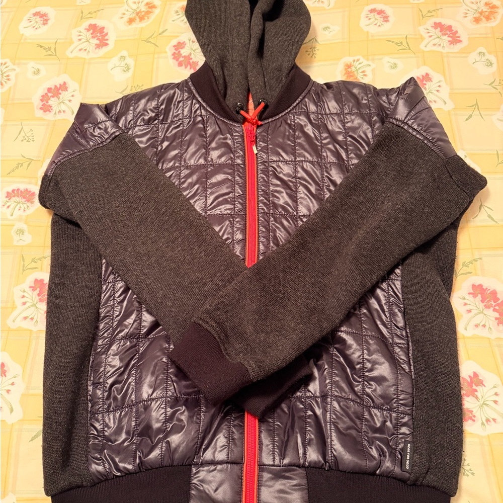 Cotopaxi Women’s Medium Quilted Black Zip Hoodie with Red Accent - Picture 2 of 8